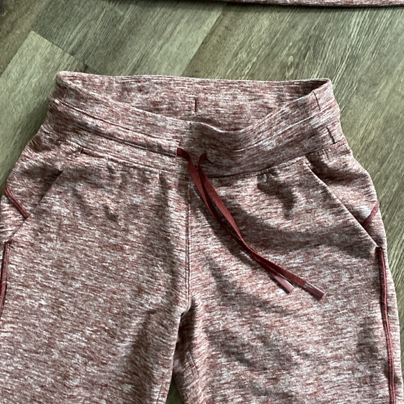 Two piece- Women’s size 4 lululemon jogger and hoodie -heathered maroon colour - Picture 7 of 11